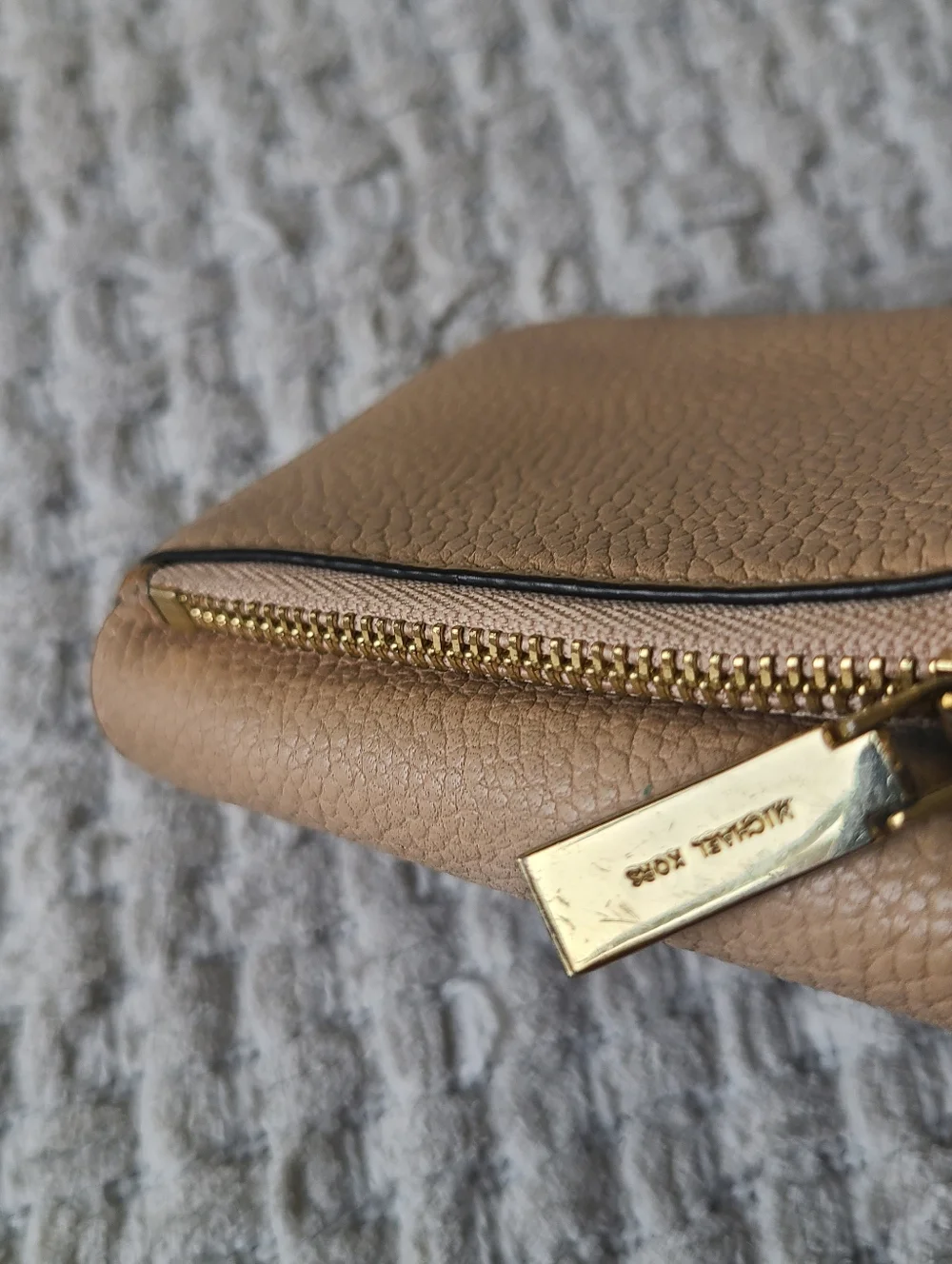 MICHAEL KORS Pebbled Leather Small Wallet in Beige with Gold Logo - Picture 12 of 12